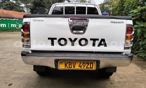 Oofamaa Toyota Hilux White Makiinaa iti Kakamega keessatti West Kenya keessatti Oofamaa Toyota Hilux White Makiinaa iti Kakamega keessatti West Kenya keessatti