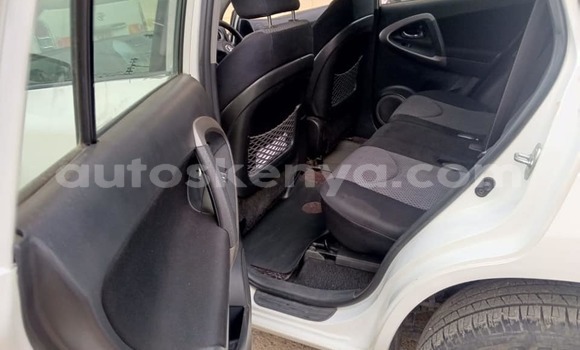 Oofamaa Toyota RAV4 White Makiinaa iti Athi River keessatti Nairobi keessatti Oofamaa Toyota RAV4 White Makiinaa iti Athi River keessatti Nairobi keessatti