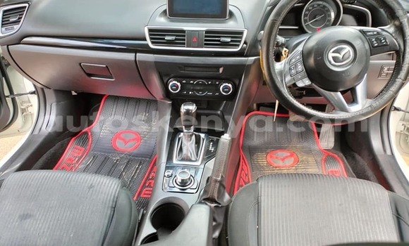 Oofamaa Mazda Axela White Makiinaa iti Changamwe keessatti Coast keessatti Oofamaa Mazda Axela White Makiinaa iti Changamwe keessatti Coast keessatti