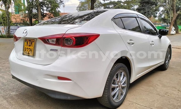 Oofamaa Mazda Axela White Makiinaa iti Changamwe keessatti Coast keessatti Oofamaa Mazda Axela White Makiinaa iti Changamwe keessatti Coast keessatti