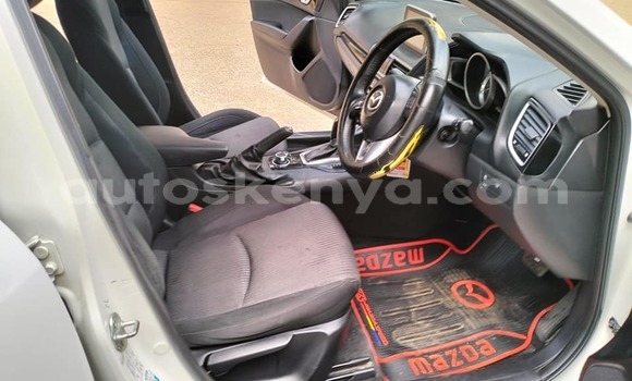 Oofamaa Mazda Axela White Makiinaa iti Changamwe keessatti Coast keessatti Oofamaa Mazda Axela White Makiinaa iti Changamwe keessatti Coast keessatti