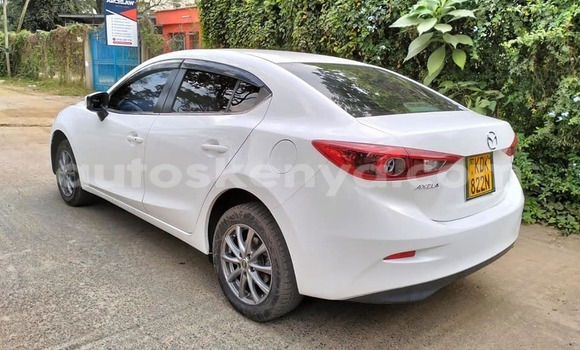 Oofamaa Mazda Axela White Makiinaa iti Changamwe keessatti Coast keessatti Oofamaa Mazda Axela White Makiinaa iti Changamwe keessatti Coast keessatti