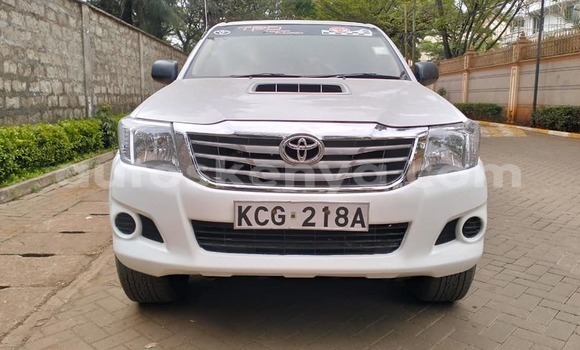 Oofamaa Toyota Hilux White Makiinaa iti Bungoma keessatti West Kenya keessatti