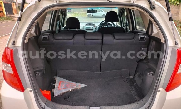 Nunua Ilio tumika Honda Fit Nyeupe Gari ndani ya Mto Athi nchini Nairobi Nunua Ilio tumika Honda Fit Nyeupe Gari ndani ya Mto Athi nchini Nairobi