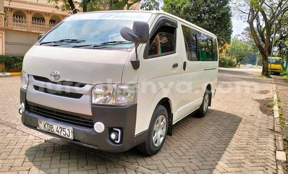 Oofamaa Toyota Hiace White Makiinaa iti Bute keessatti Northeast Kenya keessatti Oofamaa Toyota Hiace White Makiinaa iti Bute keessatti Northeast Kenya keessatti