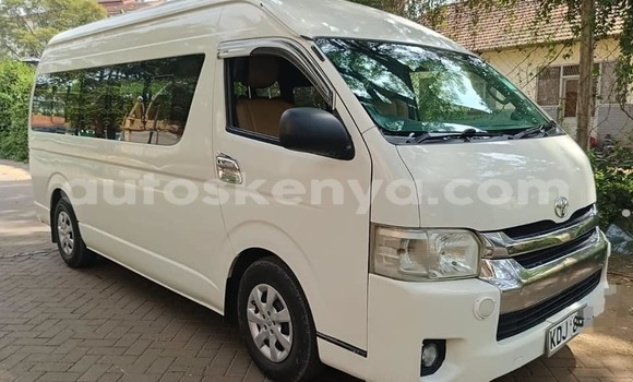 Oofamaa Toyota Hiace White Makiinaa iti Changamwe keessatti Coast keessatti