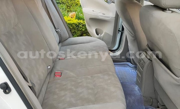Oofamaa Nissan Sylphy White Makiinaa iti Busia keessatti West Kenya keessatti Oofamaa Nissan Sylphy White Makiinaa iti Busia keessatti West Kenya keessatti