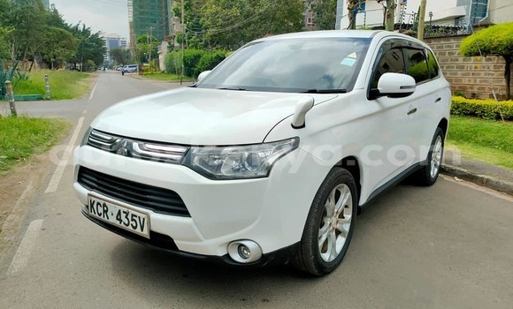 Nunua Ilio tumika Mitsubishi Outlander Nyeupe Gari ndani ya Bura nchini Kaskazini Mashariki mwa Kenya