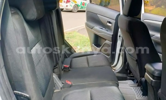 Oofamaa Mitsubishi Outlander White Makiinaa iti Bura keessatti Northeast Kenya keessatti Oofamaa Mitsubishi Outlander White Makiinaa iti Bura keessatti Northeast Kenya keessatti