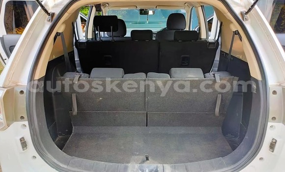 Oofamaa Mitsubishi Outlander White Makiinaa iti Bura keessatti Northeast Kenya keessatti Oofamaa Mitsubishi Outlander White Makiinaa iti Bura keessatti Northeast Kenya keessatti