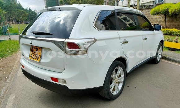 Oofamaa Mitsubishi Outlander White Makiinaa iti Bura keessatti Northeast Kenya keessatti Oofamaa Mitsubishi Outlander White Makiinaa iti Bura keessatti Northeast Kenya keessatti