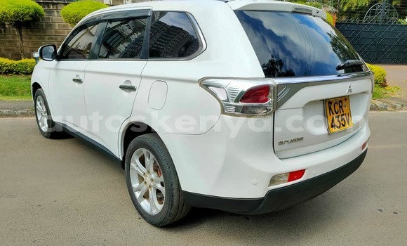 Oofamaa Mitsubishi Outlander White Makiinaa iti Bura keessatti Northeast Kenya keessatti Oofamaa Mitsubishi Outlander White Makiinaa iti Bura keessatti Northeast Kenya keessatti