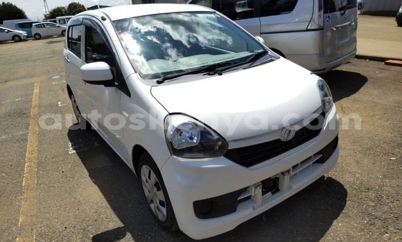 Nunua Ilio tumika Daihatsu Mira Nyeupe Gari ndani ya Bute nchini Kaskazini Mashariki mwa Kenya