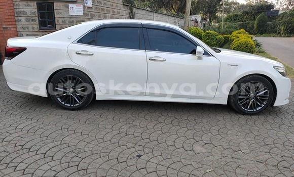 Buy Used Toyota Crown White Car in Busia in West Kenya