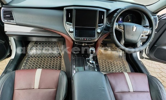 Oofamaa Toyota Crown White Makiinaa iti Busia keessatti West Kenya keessatti Oofamaa Toyota Crown White Makiinaa iti Busia keessatti West Kenya keessatti