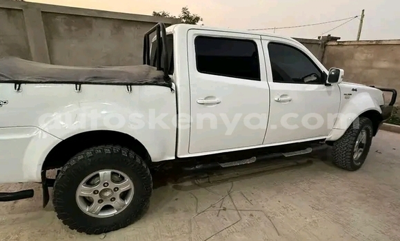 Buy Used Toyota Hilux White Car in Chuka in East Kenya Buy Used Toyota Hilux White Car in Chuka in East Kenya
