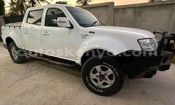 Buy Used Toyota Hilux White Car in Chuka in East Kenya Buy Used Toyota Hilux White Car in Chuka in East Kenya