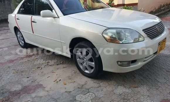 Oofamaa Toyota Mark II White Makiinaa iti Changamwe keessatti Coast keessatti