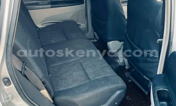 Oofamaa Toyota Opa White Makiinaa iti Changamwe keessatti Coast keessatti