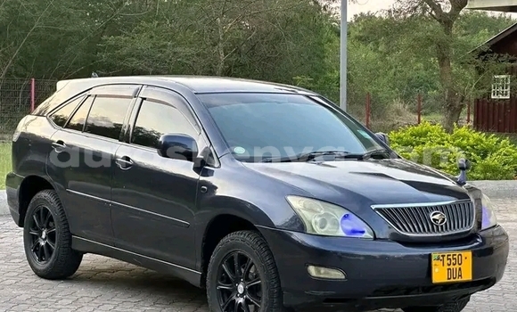 Oofamaa Toyota Harrier Black Makiinaa iti Changamwe keessatti Coast keessatti