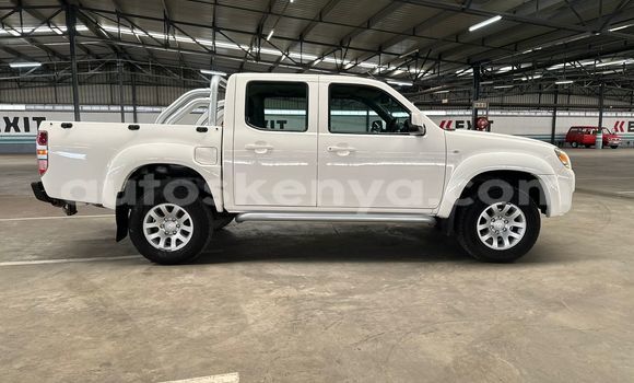 Oofamaa Mazda BT-50 White Makiinaa iti Nairobi keessatti Nairobi keessatti