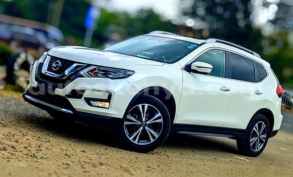 Nunua Imported Nissan X–Trail Nyeupe Gari ndani ya Nairobi nchini Nairobi