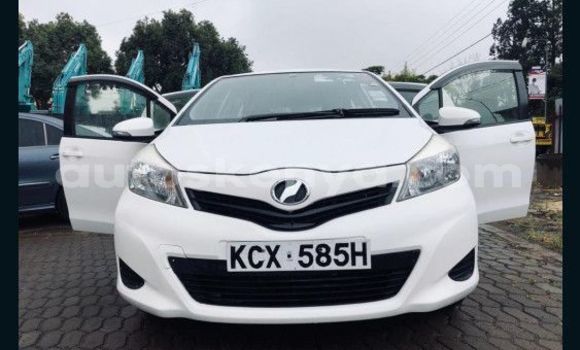 Nunua Ilio tumika Toyota Vitz Nyeupe Gari ndani ya Machakos nchini Mashariki ya Kenya