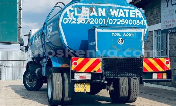 Oofamaa Mitsubishi Fuso White Netiree iti Nairobi keessatti Nairobi keessatti