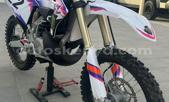 Oofamaa Yamaha YZ White Doqdoqqee iti Nairobi keessatti Nairobi keessatti Oofamaa Yamaha YZ White Doqdoqqee iti Nairobi keessatti Nairobi keessatti