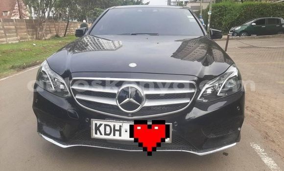Oofamaa Mercedes‒Benz E–Class Black Makiinaa iti Changamwe keessatti Coast keessatti