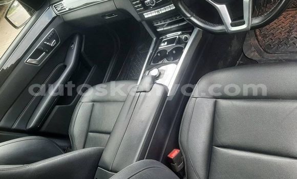 Oofamaa Mercedes‒Benz E–Class Black Makiinaa iti Changamwe keessatti Coast keessatti Oofamaa Mercedes‒Benz E–Class Black Makiinaa iti Changamwe keessatti Coast keessatti