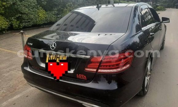 Oofamaa Mercedes‒Benz E–Class Black Makiinaa iti Changamwe keessatti Coast keessatti Oofamaa Mercedes‒Benz E–Class Black Makiinaa iti Changamwe keessatti Coast keessatti