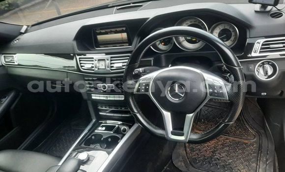 Oofamaa Mercedes‒Benz E–Class Black Makiinaa iti Changamwe keessatti Coast keessatti Oofamaa Mercedes‒Benz E–Class Black Makiinaa iti Changamwe keessatti Coast keessatti