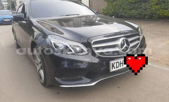 Oofamaa Mercedes‒Benz E–Class Black Makiinaa iti Changamwe keessatti Coast keessatti Oofamaa Mercedes‒Benz E–Class Black Makiinaa iti Changamwe keessatti Coast keessatti