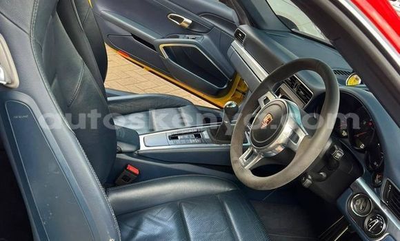 Oofamaa Porsche Carrera GT Red Makiinaa iti Bomet keessatti Rift Valley keessatti Oofamaa Porsche Carrera GT Red Makiinaa iti Bomet keessatti Rift Valley keessatti