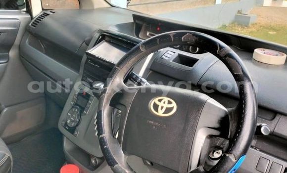 Oofamaa Toyota Voxy Black Makiinaa iti Changamwe keessatti Coast keessatti Oofamaa Toyota Voxy Black Makiinaa iti Changamwe keessatti Coast keessatti