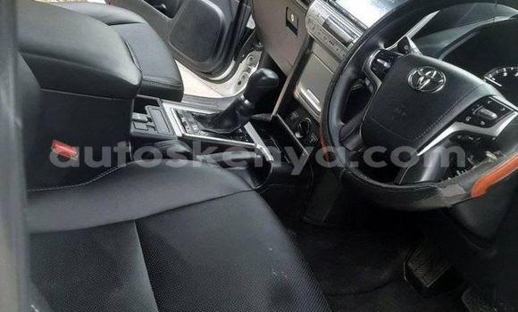 Oofamaa Toyota Voxy Black Makiinaa iti Changamwe keessatti Coast keessatti Oofamaa Toyota Voxy Black Makiinaa iti Changamwe keessatti Coast keessatti