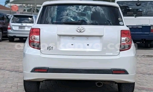 Oofamaa Toyota IST White Makiinaa iti Bute keessatti Northeast Kenya keessatti