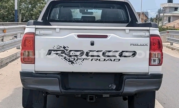 Nunua Ilio tumika Toyota Hilux Nyeupe Gari ndani ya Changamwe nchini Pwani