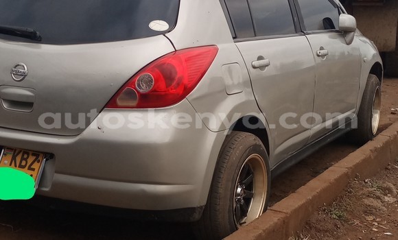 Oofamaa Nissan tiida Silver Makiinaa iti Nairobi keessatti Nairobi keessatti