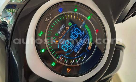 Haaraa Bajaj CHETAK Blue Doqdoqqee iti Nairobi keessatti Nairobi keessatti Haaraa Bajaj CHETAK Blue Doqdoqqee iti Nairobi keessatti Nairobi keessatti