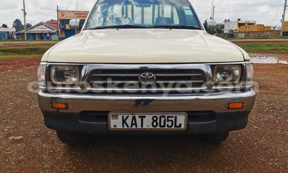 Oofamaa Toyota Hilux White Makiinaa iti Eldoret keessatti Rift Valley keessatti Oofamaa Toyota Hilux White Makiinaa iti Eldoret keessatti Rift Valley keessatti