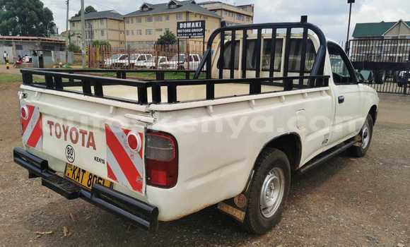 Oofamaa Toyota Hilux White Makiinaa iti Eldoret keessatti Rift Valley keessatti Oofamaa Toyota Hilux White Makiinaa iti Eldoret keessatti Rift Valley keessatti