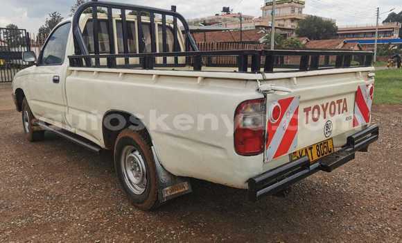 Oofamaa Toyota Hilux White Makiinaa iti Eldoret keessatti Rift Valley keessatti Oofamaa Toyota Hilux White Makiinaa iti Eldoret keessatti Rift Valley keessatti