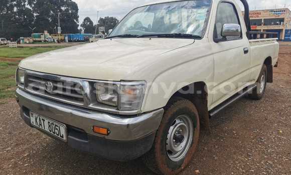 Oofamaa Toyota Hilux White Makiinaa iti Eldoret keessatti Rift Valley keessatti Oofamaa Toyota Hilux White Makiinaa iti Eldoret keessatti Rift Valley keessatti