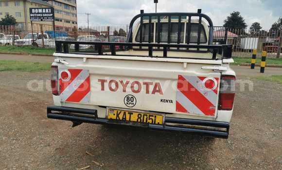Oofamaa Toyota Hilux White Makiinaa iti Eldoret keessatti Rift Valley keessatti Oofamaa Toyota Hilux White Makiinaa iti Eldoret keessatti Rift Valley keessatti