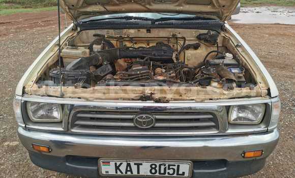 Oofamaa Toyota Hilux White Makiinaa iti Eldoret keessatti Rift Valley keessatti Oofamaa Toyota Hilux White Makiinaa iti Eldoret keessatti Rift Valley keessatti