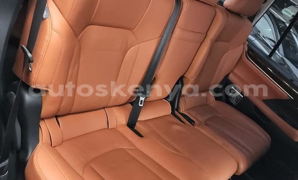 Oofamaa Lexus LX 570 Black Makiinaa iti Changamwe keessatti Coast keessatti Oofamaa Lexus LX 570 Black Makiinaa iti Changamwe keessatti Coast keessatti