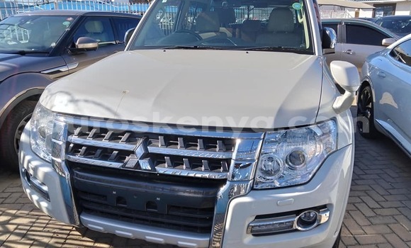 Oofamaa Mitsubishi Pajero White Makiinaa iti Busia keessatti West Kenya keessatti