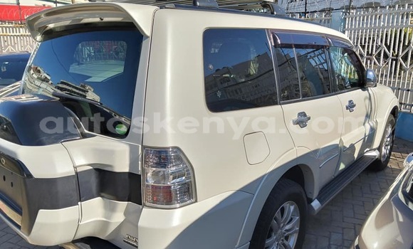 Oofamaa Mitsubishi Pajero White Makiinaa iti Busia keessatti West Kenya keessatti Oofamaa Mitsubishi Pajero White Makiinaa iti Busia keessatti West Kenya keessatti